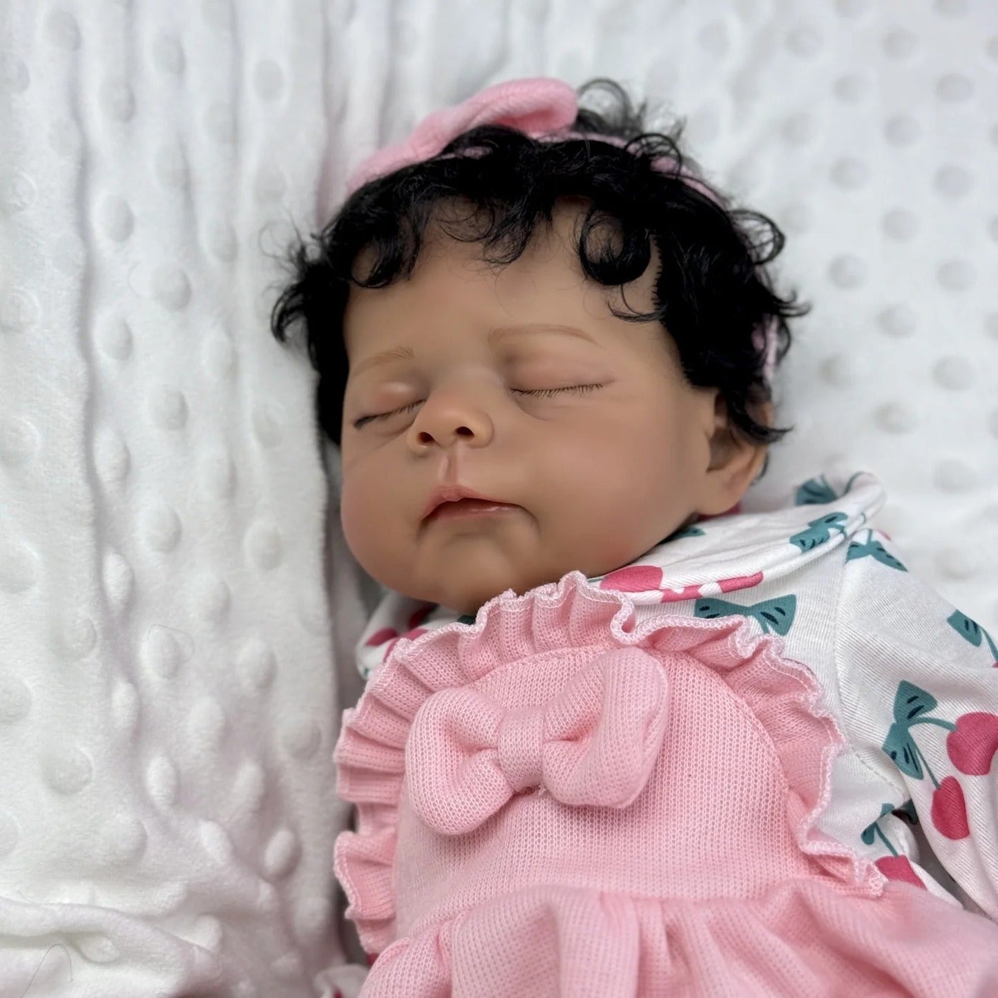 48 cm Reborn-Puppe Eric mit geschlossenen Augen weichem Körper dunkler Haut und kurzem Haar