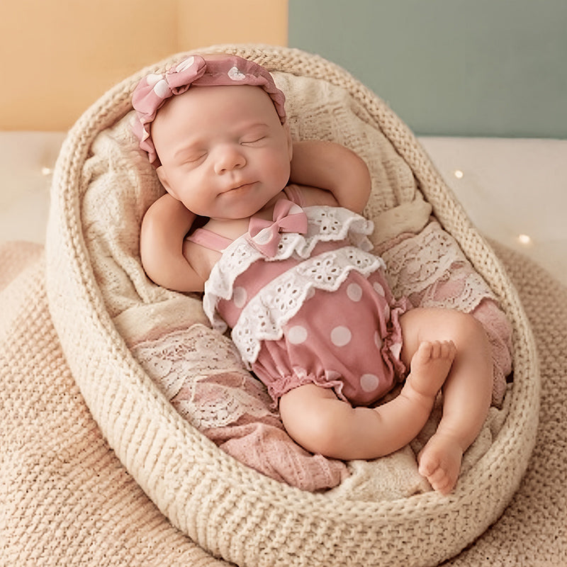 30 cm Pascale Reborn Puppe aus Vollsilikon mit geschlossenen Augen in rosa gepunkteter Kleidung