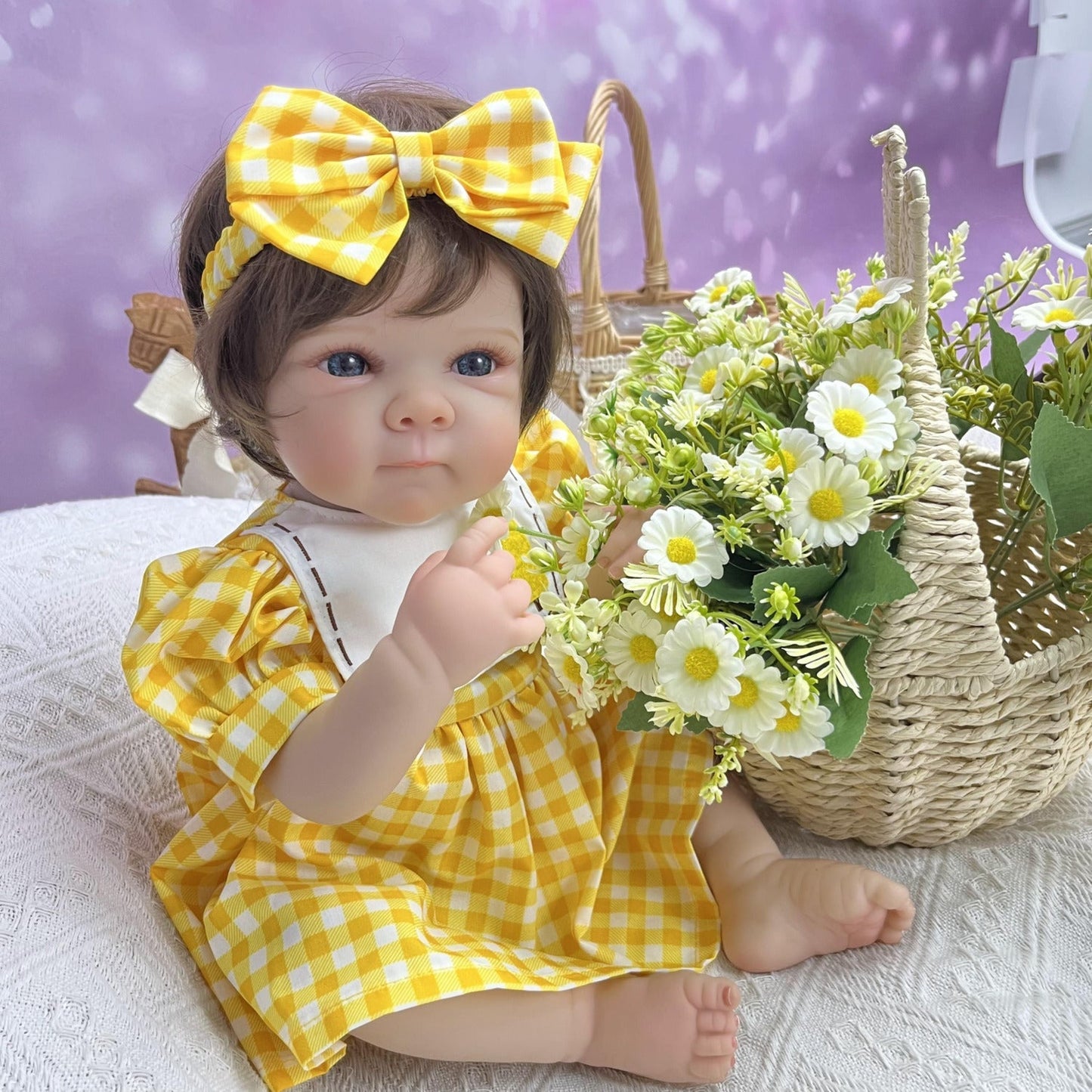 45 cm lebensechte Vinyl-Babypuppe Bettie mit kurzem Haar im gelben Kleid