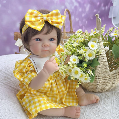45 cm lebensechte Vinyl-Babypuppe Bettie mit kurzem Haar im gelben Kleid