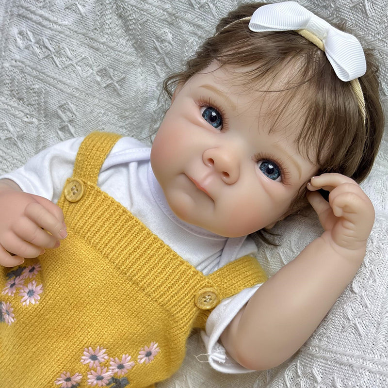 Lebensechtes Reborn Babypuppen Mädchen Bettie (45 cm) mit Vinylkörper Kurzhaarfrisur und gelber Strickkleidung