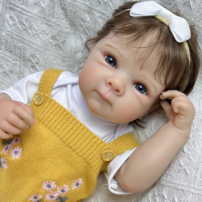 Lebensechtes Reborn Babypuppen Mädchen Bettie (45 cm) mit Vinylkörper Kurzhaarfrisur und gelber Strickkleidung