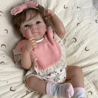 45 cm lebensechte Vinyl-Babypuppe Bettie mit kurzem Haar in geblümten Outfits