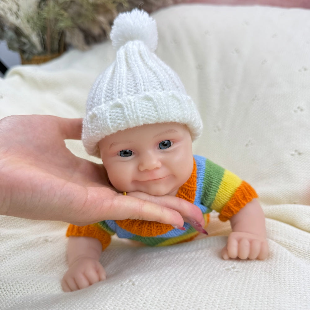30 cm vollständig aus Silikon gefertigte Reborn Babypuppe Maddie Lächeln mit buntem Streifenpullover