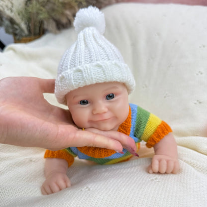 30 cm vollständig aus Silikon gefertigte Reborn Babypuppe Maddie Lächeln mit buntem Streifenpullover