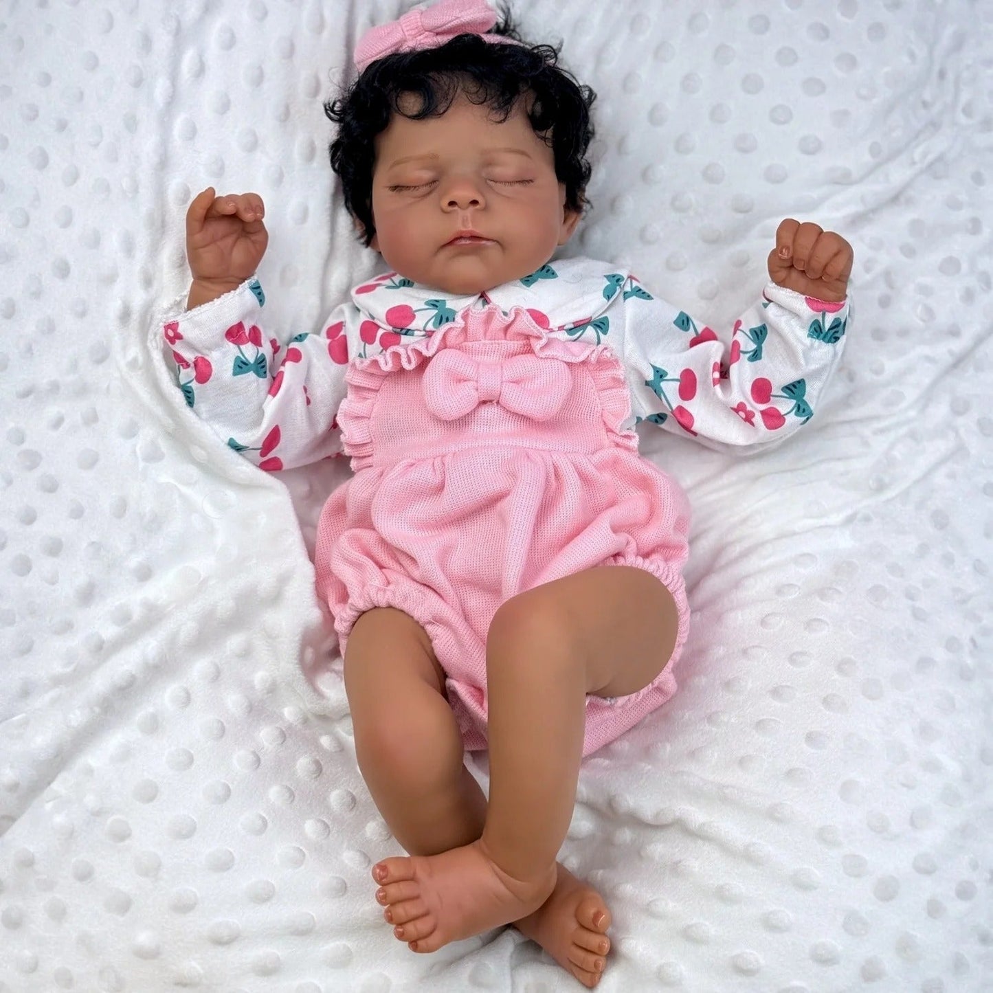 48 cm Reborn-Puppe Eric mit geschlossenen Augen weichem Körper dunkler Haut und kurzem Haar