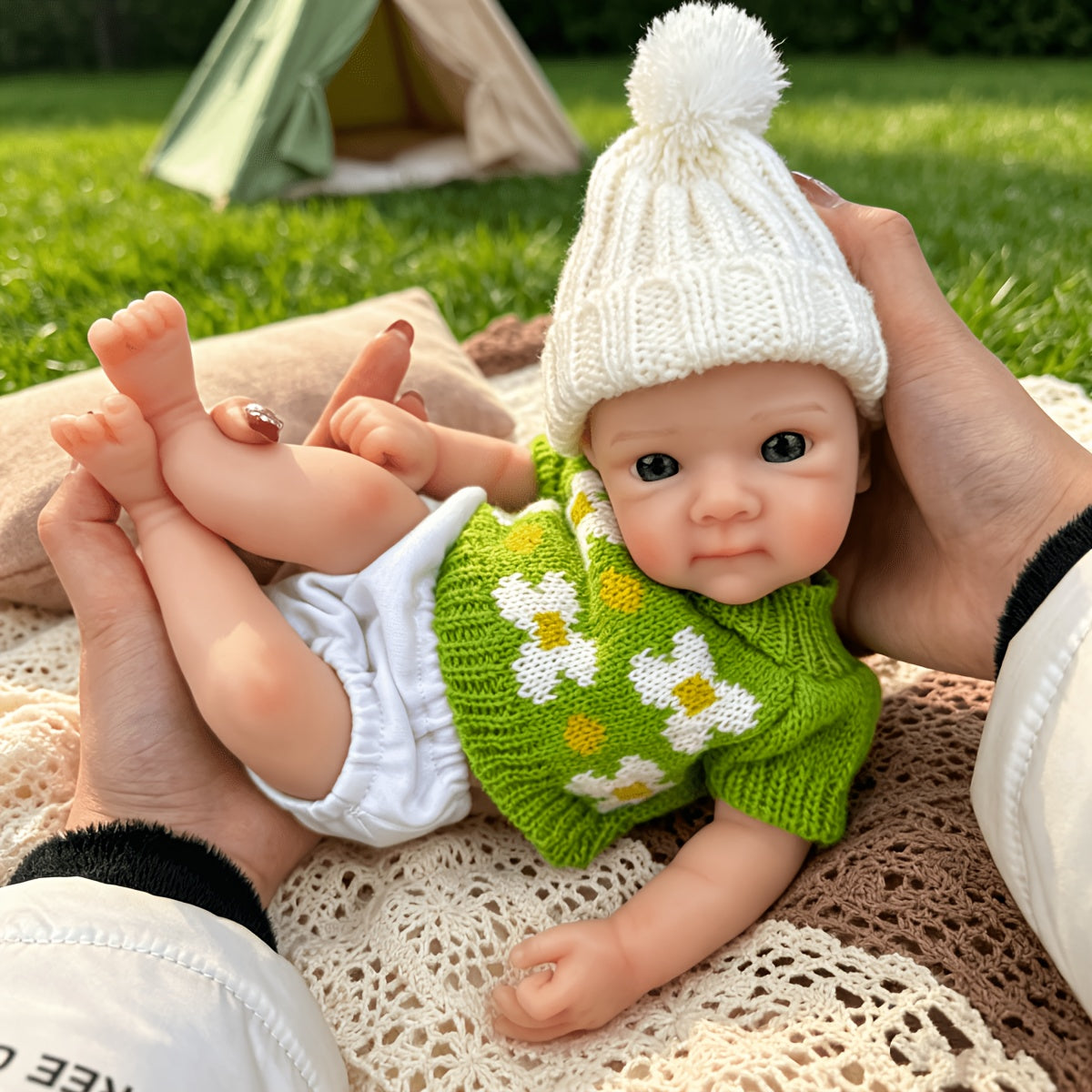 30 cm Bettie Reborn Babypuppe aus Vollsilikon Mädchen im grünen Blumenpullover