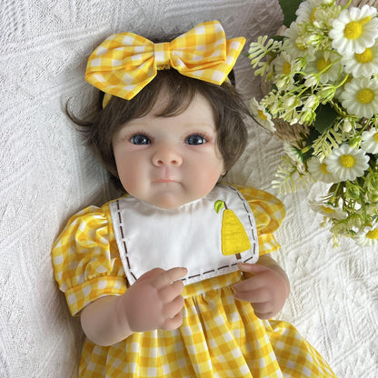 45 cm lebensechte Vinyl-Babypuppe Bettie mit kurzem Haar im gelben Kleid