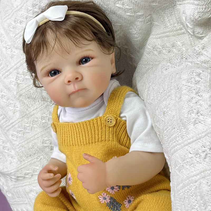 Lebensechtes Reborn Babypuppen Mädchen Bettie (45 cm) mit Vinylkörper Kurzhaarfrisur und gelber Strickkleidung