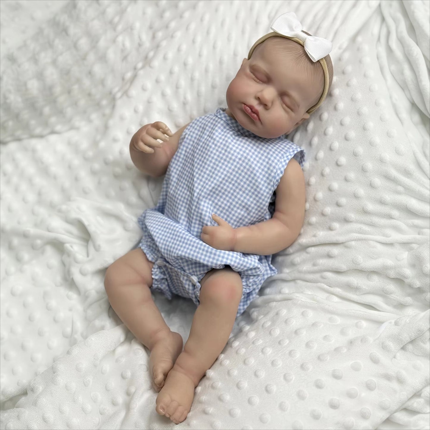 20 Zoll Loulou Reborn-Baby-Dame mit 3D-Haut geschlossenen Augen und blauem Karostrampler
