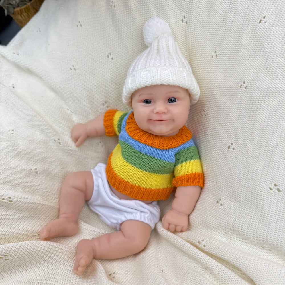 30 cm vollständig aus Silikon gefertigte Reborn Babypuppe Maddie Lächeln mit buntem Streifenpullover