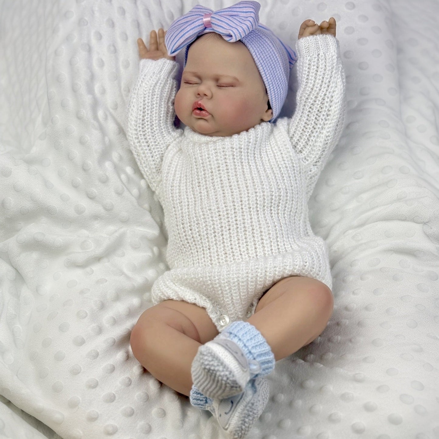 20 Zoll 3D-Reborn-Puppe mit weichem Körper geschlossenen Augen und weißem Pullover – Pickle