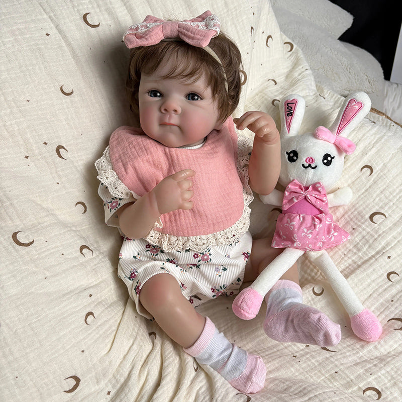 45 cm lebensechte Vinyl-Babypuppe Bettie mit kurzem Haar in geblümten Outfits