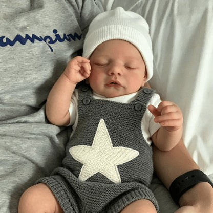 19 Zoll Sam Reborn-Puppe mit geschlossenen Augen in grauem Sternen-Outfit