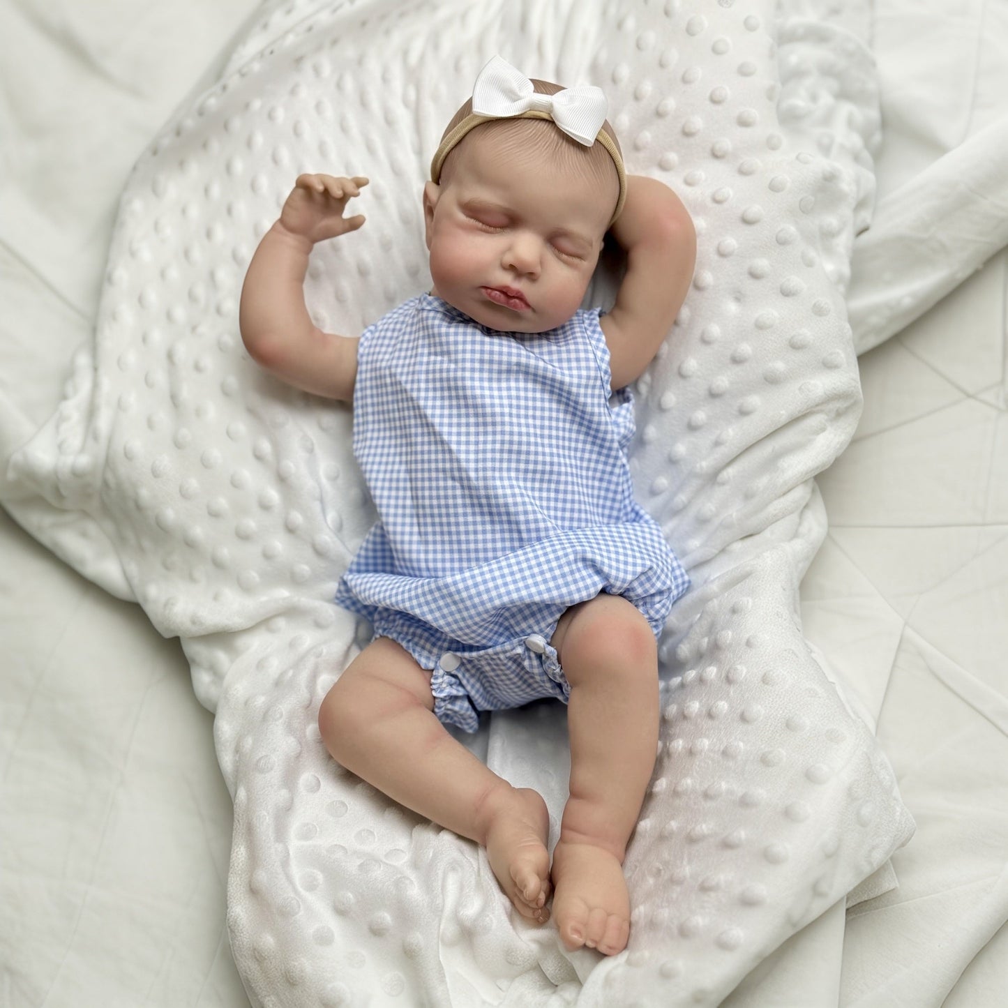 20 Zoll Loulou Reborn-Baby-Dame mit 3D-Haut geschlossenen Augen und blauem Karostrampler