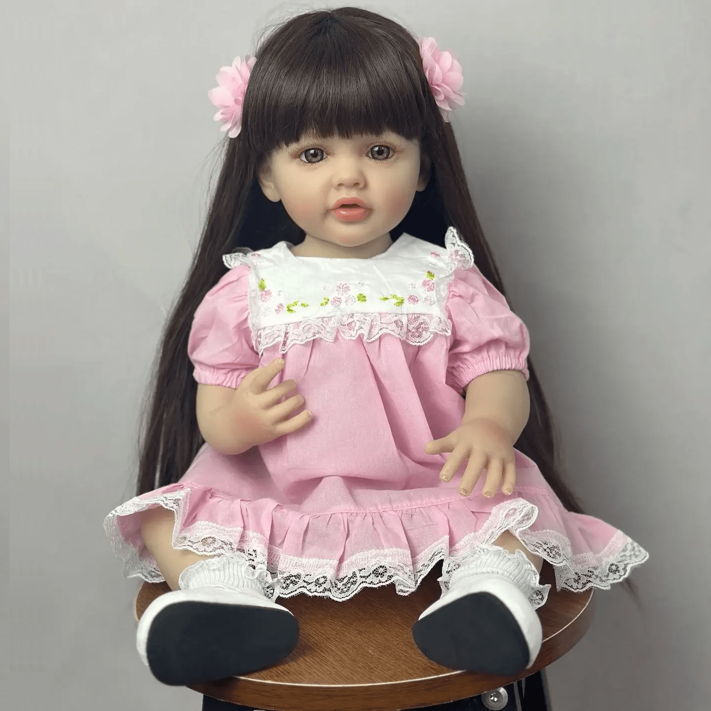 55 cm offene Augen lange braune Haare Betty Reborn Puppe Mädchen im rosa Kleid