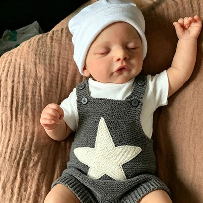 19 Zoll Sam Reborn-Puppe mit geschlossenen Augen in grauem Sternen-Outfit