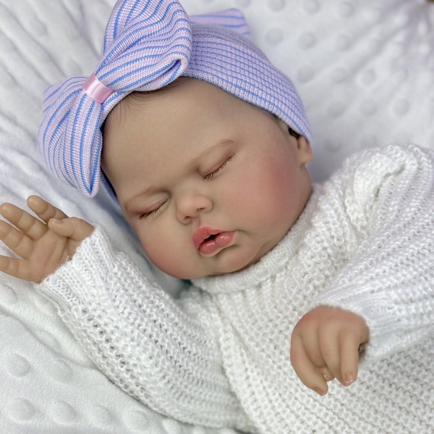 20 Zoll 3D-Reborn-Puppe mit weichem Körper geschlossenen Augen und weißem Pullover – Pickle