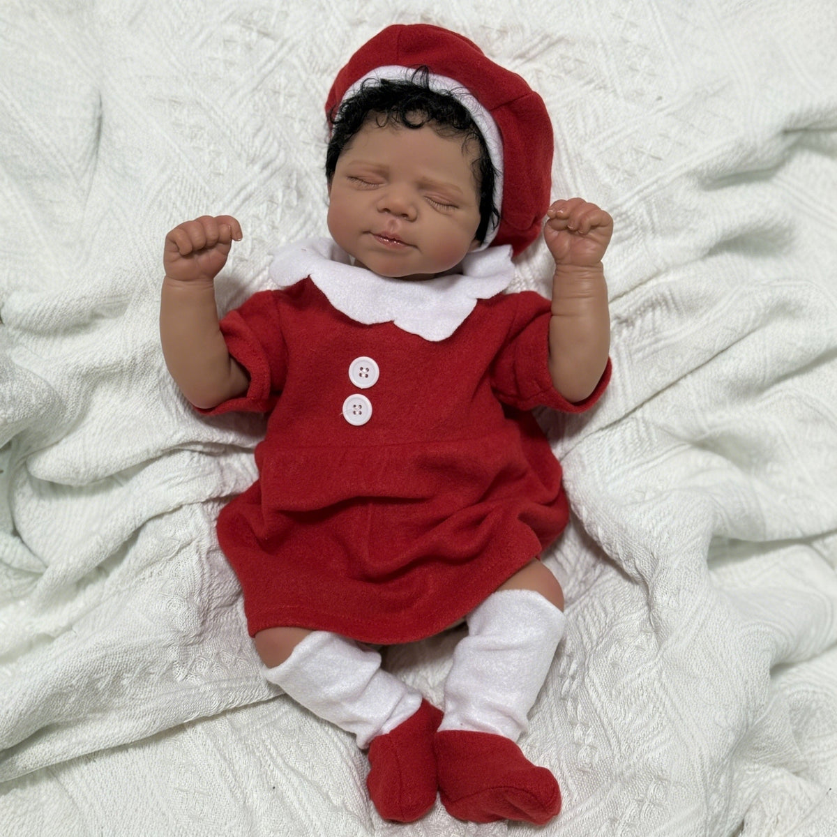 19 Zoll lebensechte Reborn-Puppe mit geschlossenen Augen und dunkler Haut in Weihnachtskleidung - Pascale