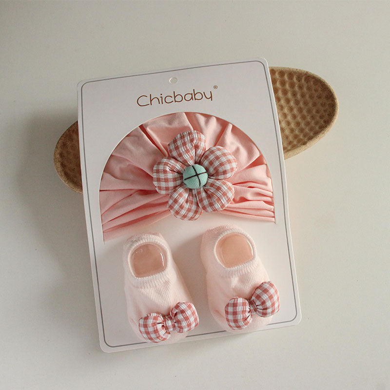 Süße Babymütze und Socken mit Blumen und Schleifen, 2-teiliges Set
