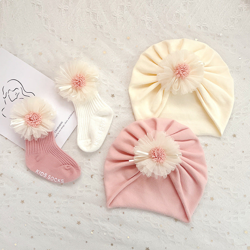 Schöne Spitzenblumen-Babymütze und Socken 2-teiliges Set