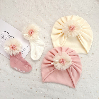 Schöne Spitzenblumen-Babymütze und Socken 2-teiliges Set