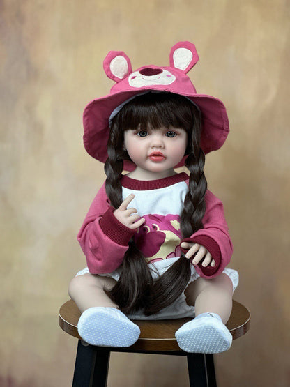55 cm reborntes Mädchen mit offenen Augen und langen Haaren im Erdbeerbären-Kleidungsset - Betty