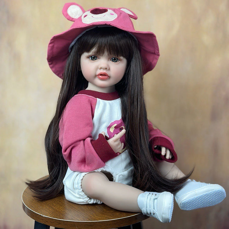 55 cm reborntes Mädchen mit offenen Augen und langen Haaren im Erdbeerbären-Kleidungsset - Betty