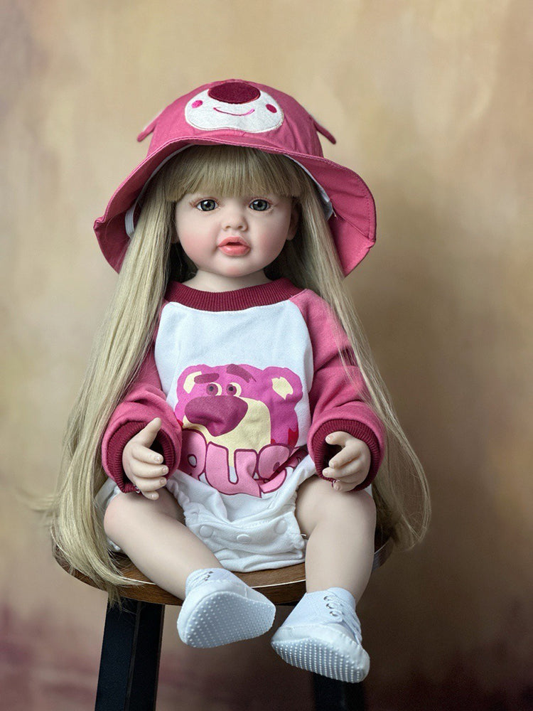55 cm reborntes Mädchen mit offenen Augen und langen Haaren im Erdbeerbären-Kleidungsset - Betty