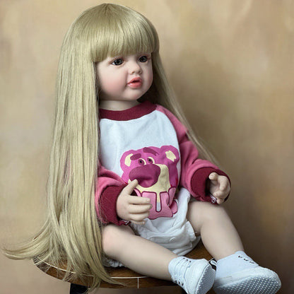 55 cm reborntes Mädchen mit offenen Augen und langen Haaren im Erdbeerbären-Kleidungsset - Betty