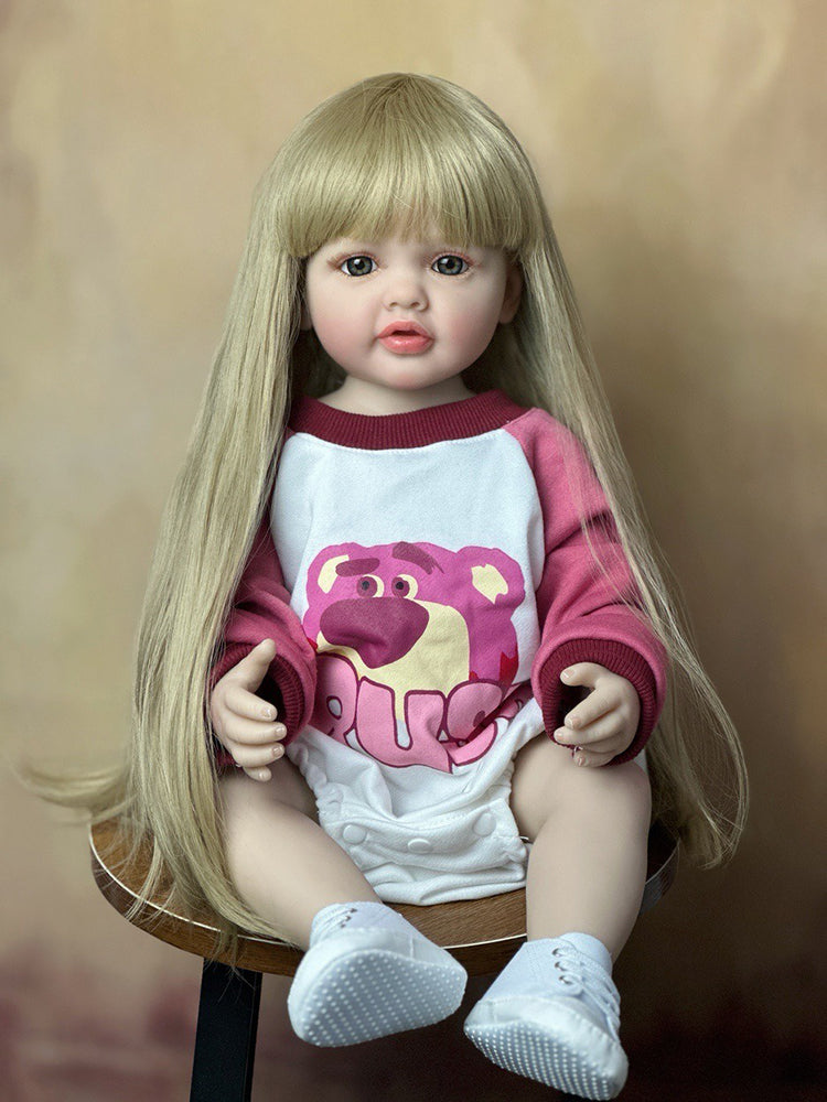 55 cm reborntes Mädchen mit offenen Augen und langen Haaren im Erdbeerbären-Kleidungsset - Betty