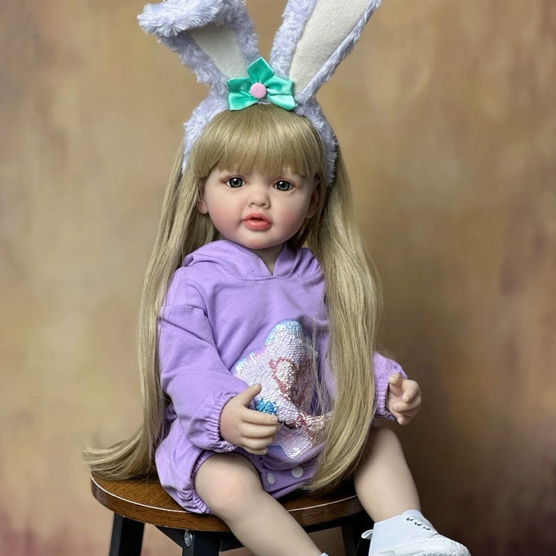 55 cm wiedergeborenes Mädchen mit offenen Augen und langen Haaren in lila Kleidung und Hasenohren-Haarreif - Betty