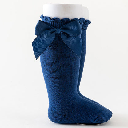 Einfarbige lockere Socken mit großen Schmetterlingen für Babys