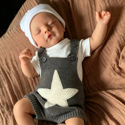 19 Zoll Sam Reborn-Puppe mit geschlossenen Augen in grauem Sternen-Outfit