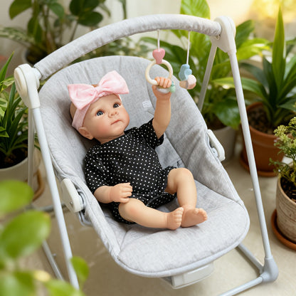 48 cm Bettie Reborn BabypuppeMädchen mit offenen Augen in schwarzer Kleidung mit weißen Punkten