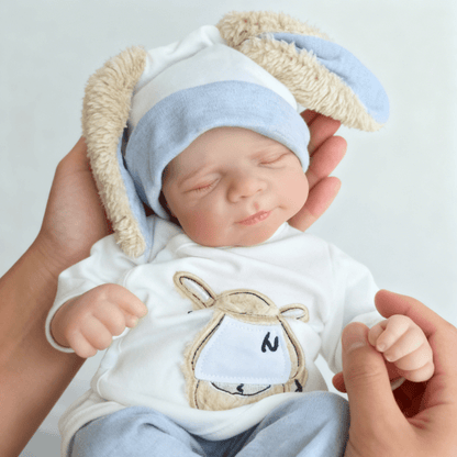 48 cm lebensechte handbemalte Reborn-Babypuppe Pascale mit geschlossenen Augen.