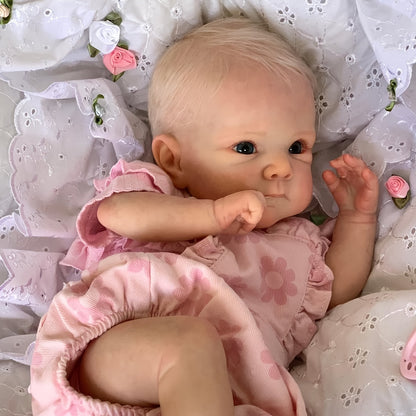 45cm (18 Zoll) Reborn Puppe Bettie (Mädchen) mit blauen Augen und rosa Blumen-Outfit