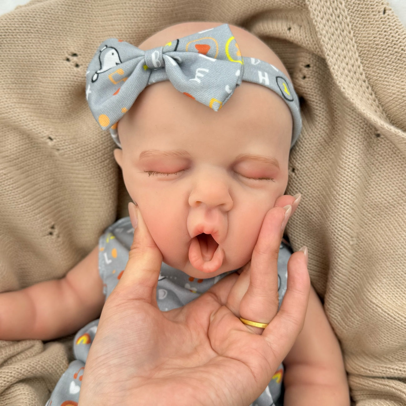 45 cm dehnbare Loulou Reborn Puppe aus Vollsilikon schlafend in grauen Outfits mit Buchstabenmuster