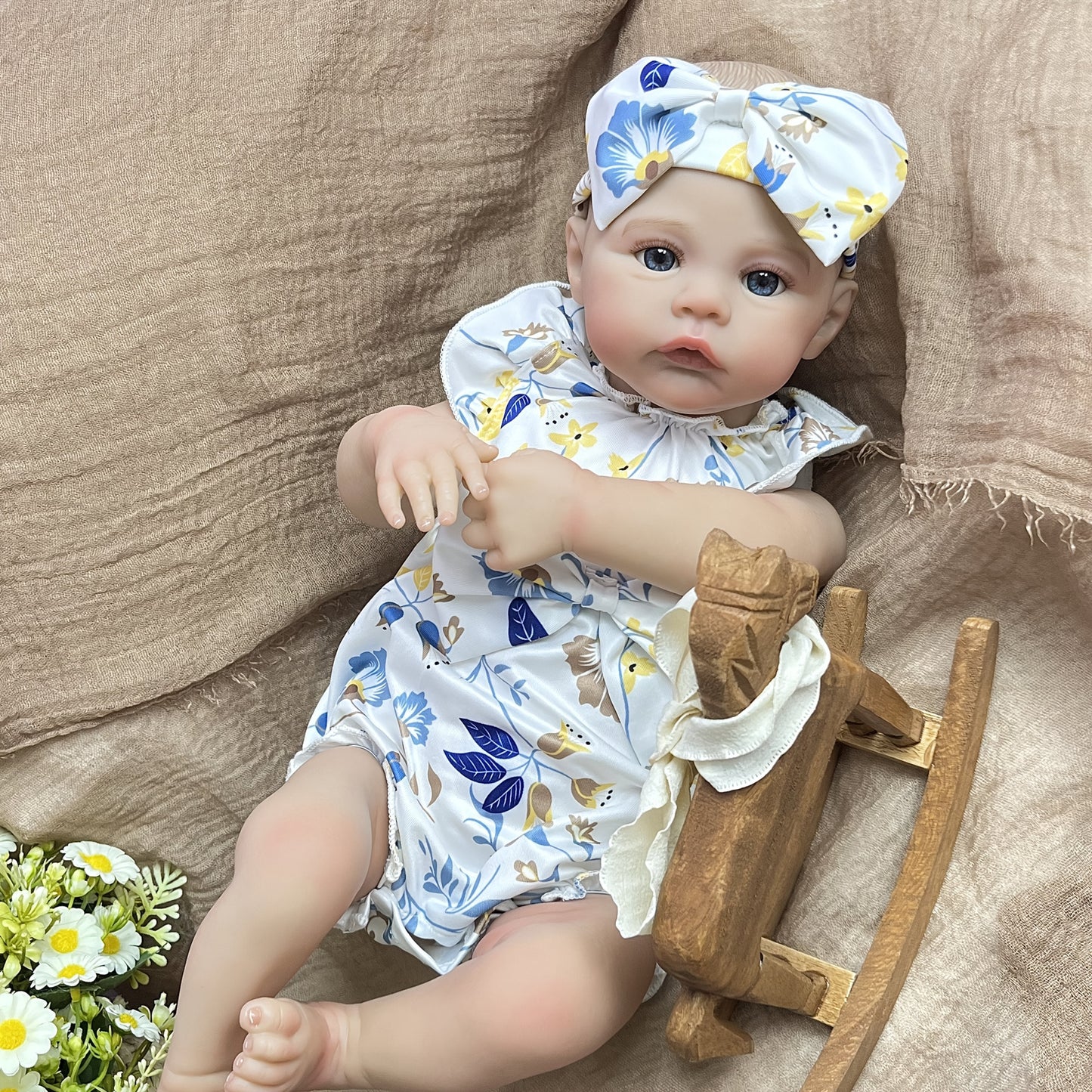 48 cm Reborn Puppe mit blauen Augen Mädchen in geblümter Kleidung - Meadow