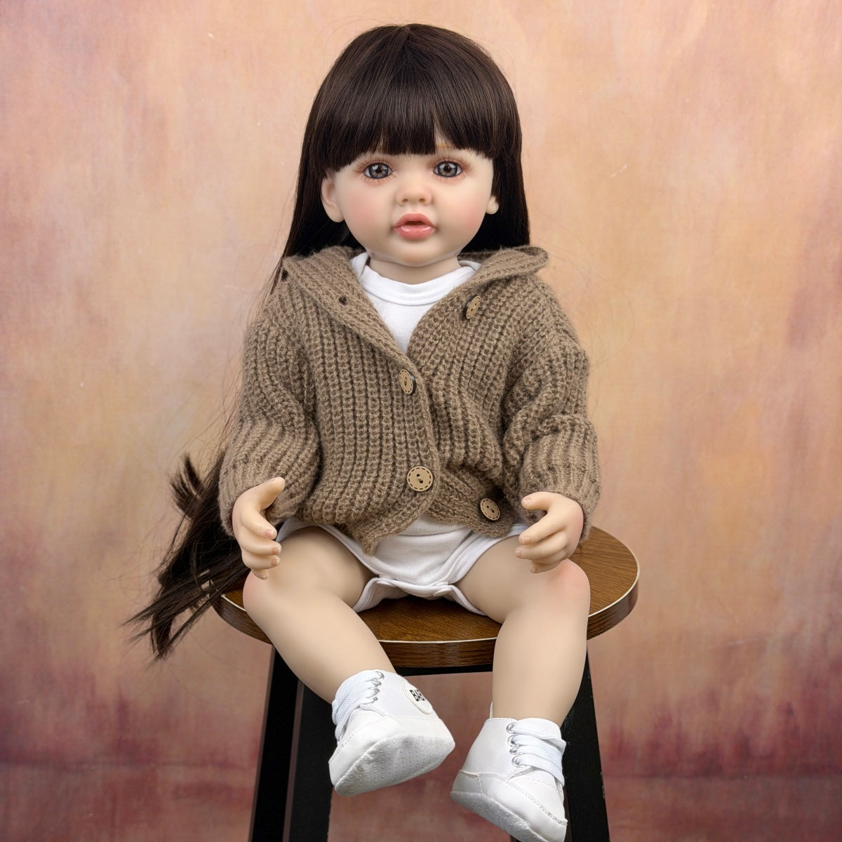55 cm langes langhaariges Reborn Baby Mädchen im braunen Pullover – Betty