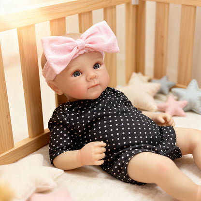 48 cm Bettie Reborn BabypuppeMädchen mit offenen Augen in schwarzer Kleidung mit weißen Punkten