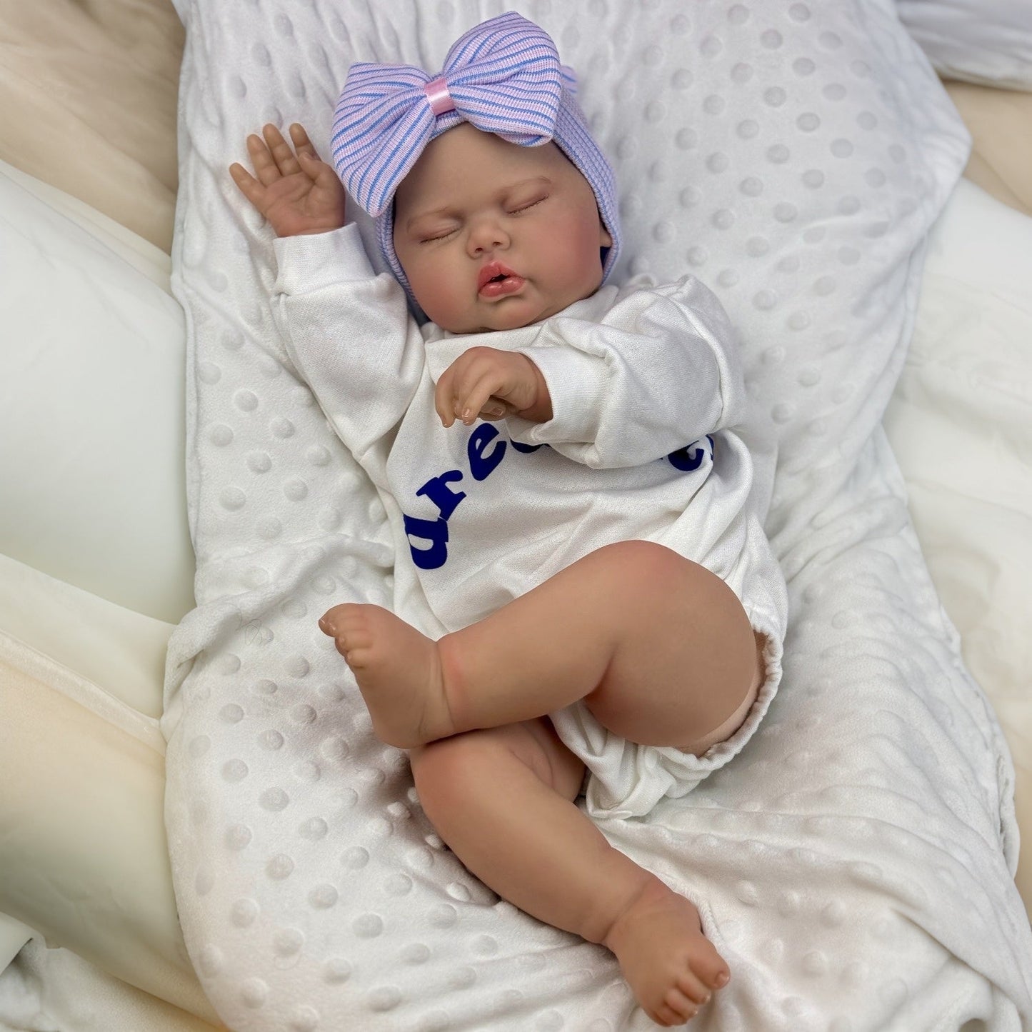 50 cm weiche Stoffpuppe Schlafende Gurke Reborn-Baby im Strampler mit Buchstabenmuster