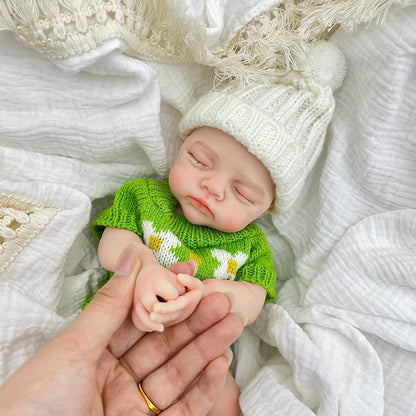 30 cm realistische Irys Reborn Puppe aus Vollsilikon mit geschlossenen Augen im grünen Pullover