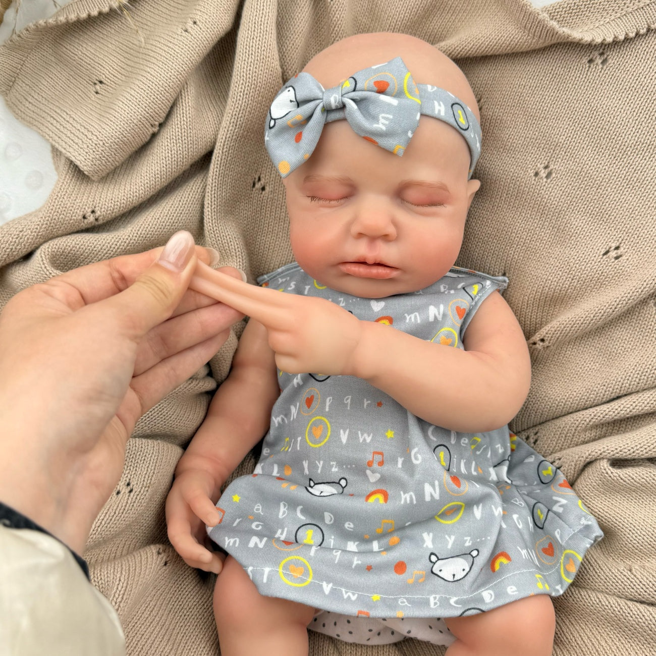 45 cm dehnbare Loulou Reborn Puppe aus Vollsilikon schlafend in grauen Outfits mit Buchstabenmuster