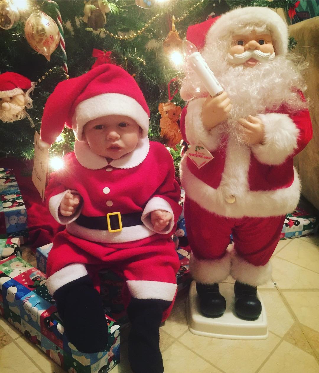 22 Zoll Saskia Reborn Puppe Mädchen mit offenen Augen im Weihnachtsmann-Outfit