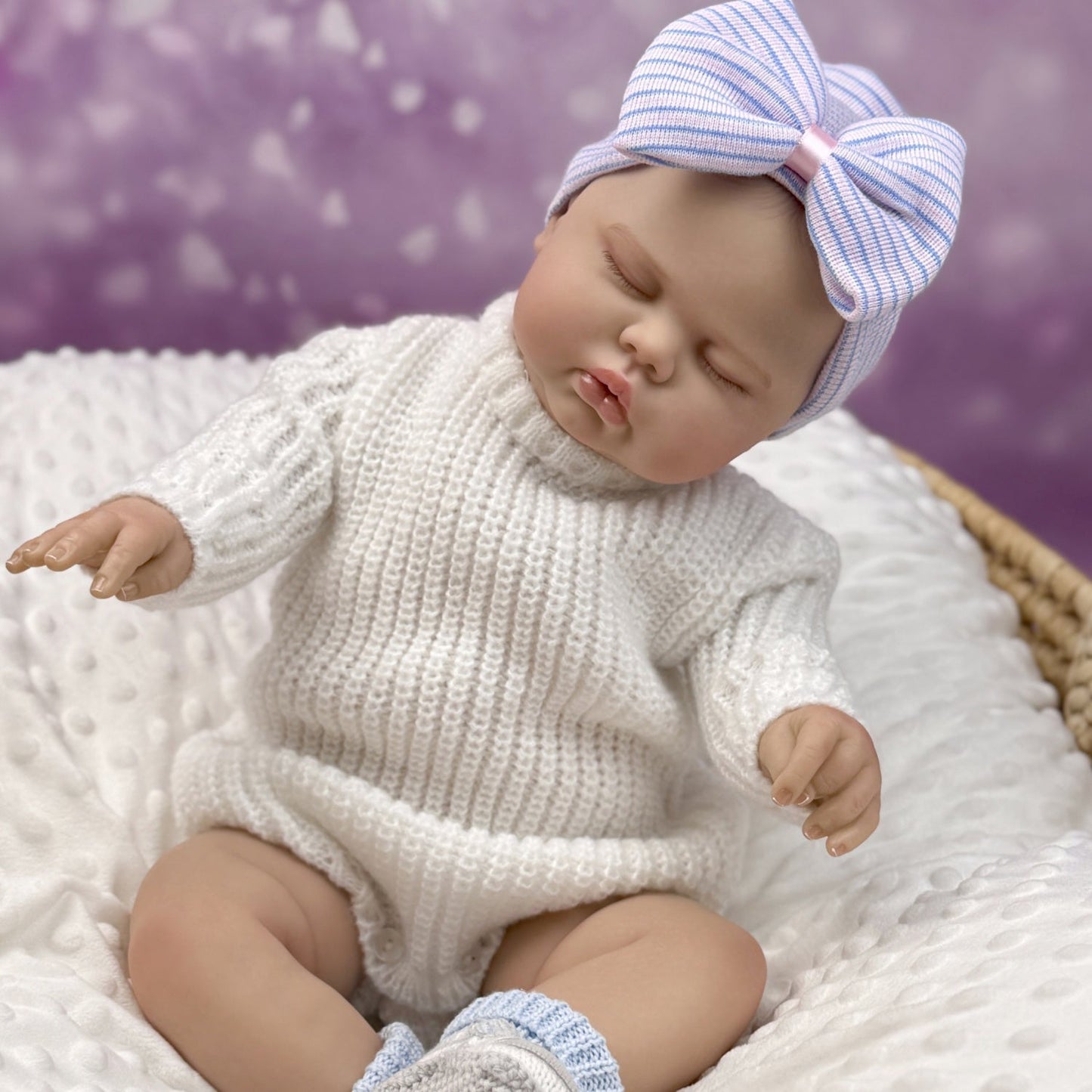 20 Zoll 3D-Reborn-Puppe mit weichem Körper geschlossenen Augen und weißem Pullover – Pickle