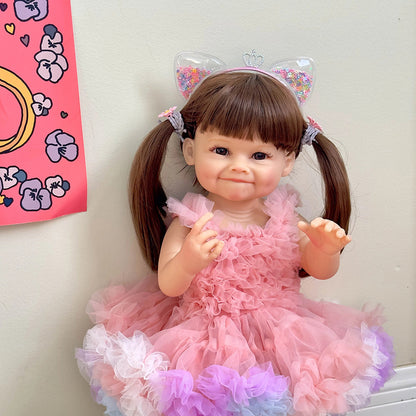 55 cm Raya Reborn-Puppe mit langen Haaren im rosa Kleid