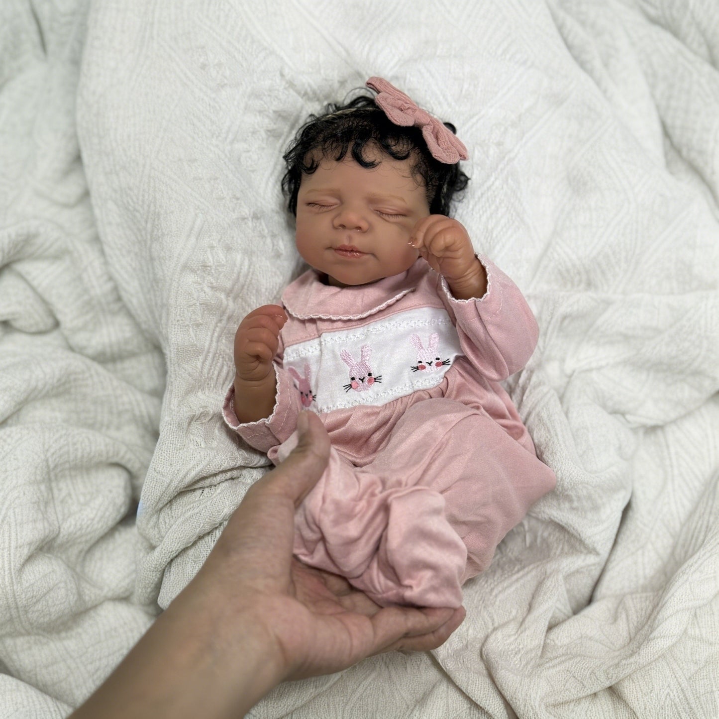 48 cm lebensechte weiche schlafende Reborn Puppe Pascale mit dunkler Haut in rosa Kleidung