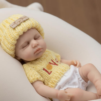 20 cm Loulou Reborn-Babypuppe aus Vollsilikon im gelben Pullover