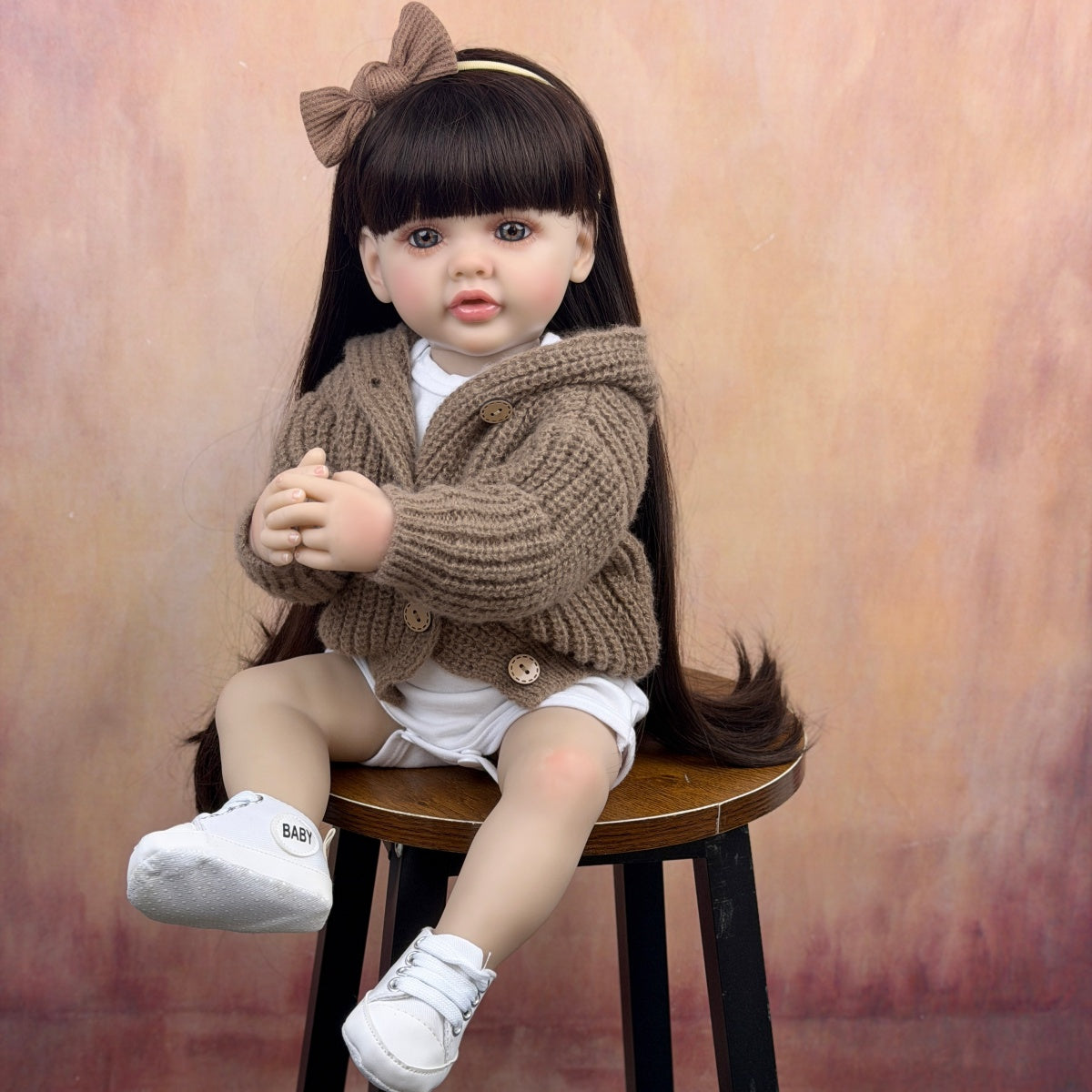 55 cm langes langhaariges Reborn Baby Mädchen im braunen Pullover – Betty